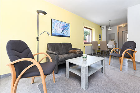 Ferienhaus „Fresena“ - Wohnzimmer mit integriertem Küchenbereich