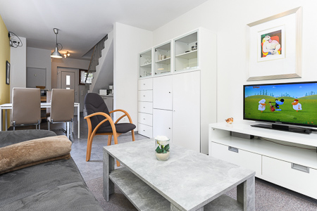 Ferienhaus „Fresena“ - Wohnzimmer mit integriertem Küchenbereich