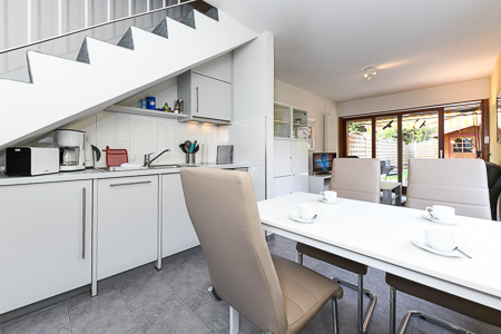 Ferienhaus „Fresena“ - Wohnzimmer mit integriertem Küchenbereich