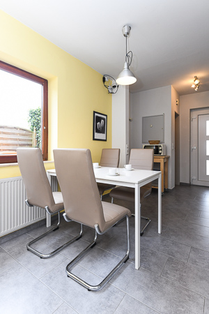 Ferienhaus „Fresena“ - Wohnzimmer mit integriertem Küchenbereich