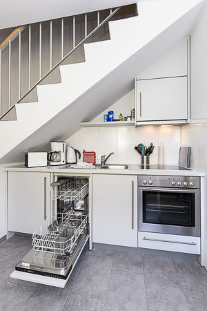 Ferienhaus „Fresena“ - Wohnzimmer mit integriertem Küchenbereich