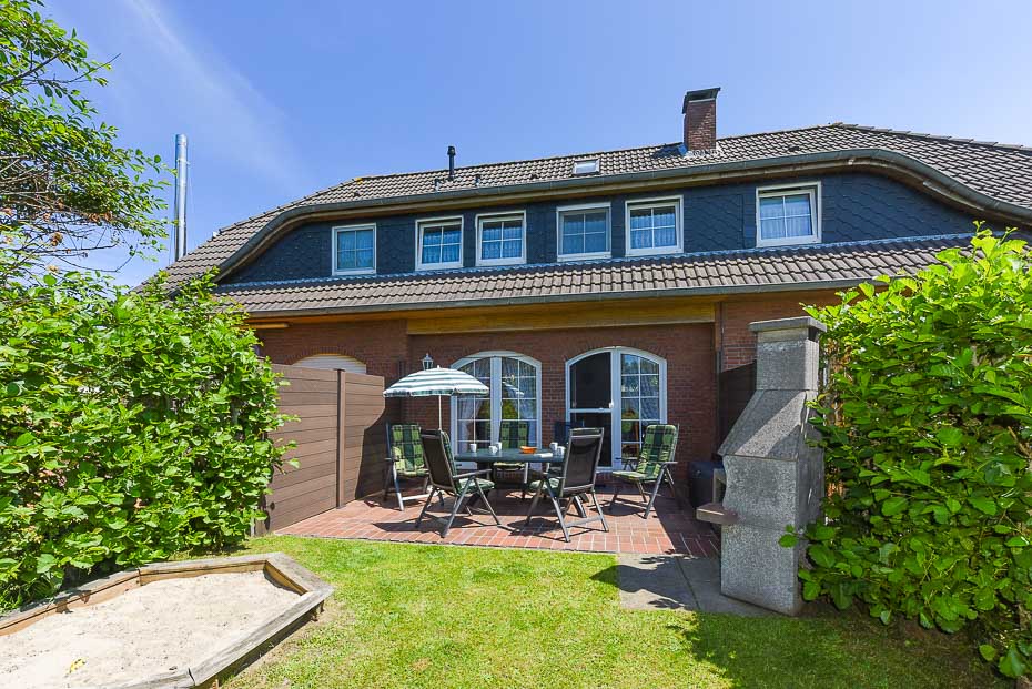 Ferienhaus „Grodehus“ - Terrasse und Garten