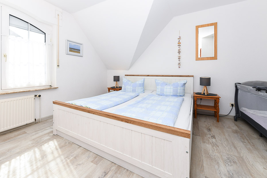 Ferienhaus „Grodehus“ - Schlafzimmer 1 (1. Obergeschoss)