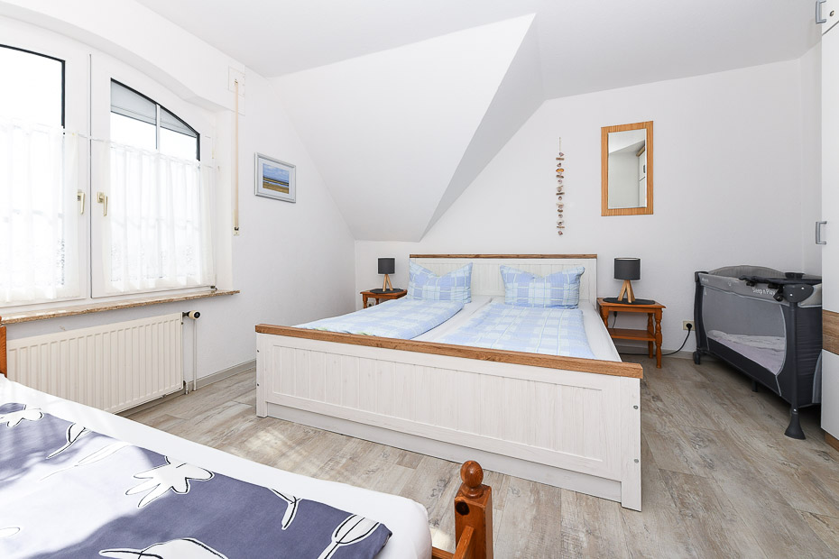 Ferienhaus „Grodehus“ - Schlafzimmer 1 (1. Obergeschoss)