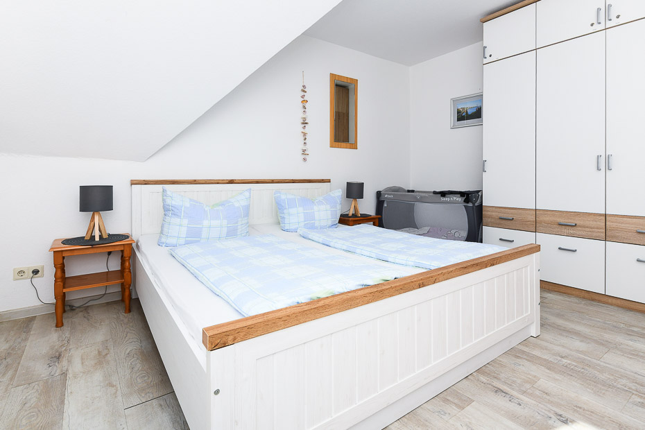 Ferienhaus „Grodehus“ - Schlafzimmer 1 (1. Obergeschoss)