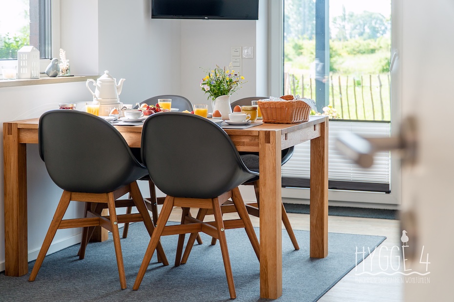 Ferienhaus „Hygge 4“ - Wohnzimmer mit integriertem Küchenbereich