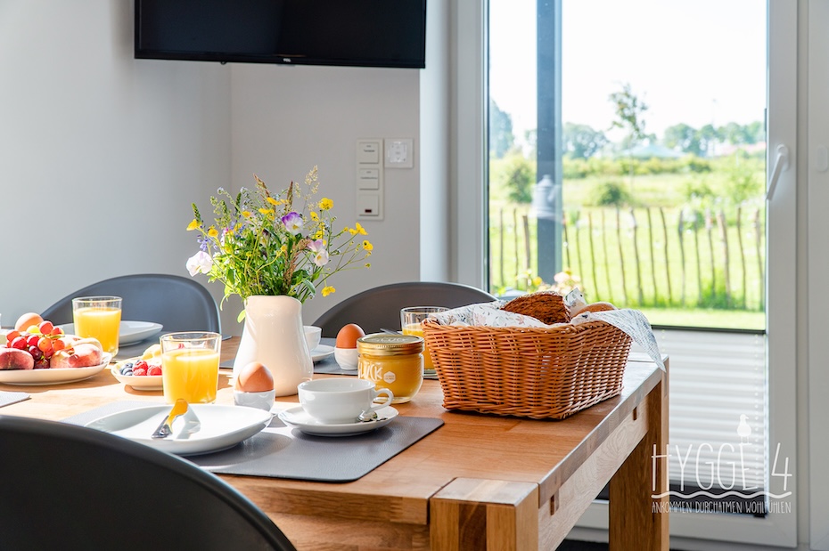 Ferienhaus „Hygge 4“ - Wohnzimmer mit integriertem Küchenbereich