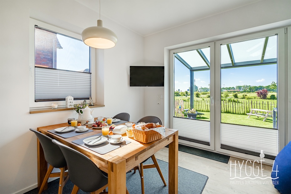 Ferienhaus „Hygge 4“ - Wohnzimmer mit integriertem Küchenbereich