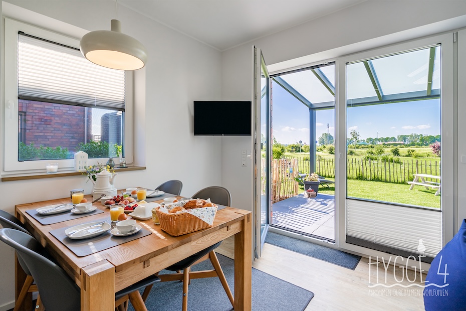 Ferienhaus „Hygge 4“ - Wohnzimmer mit integriertem Küchenbereich