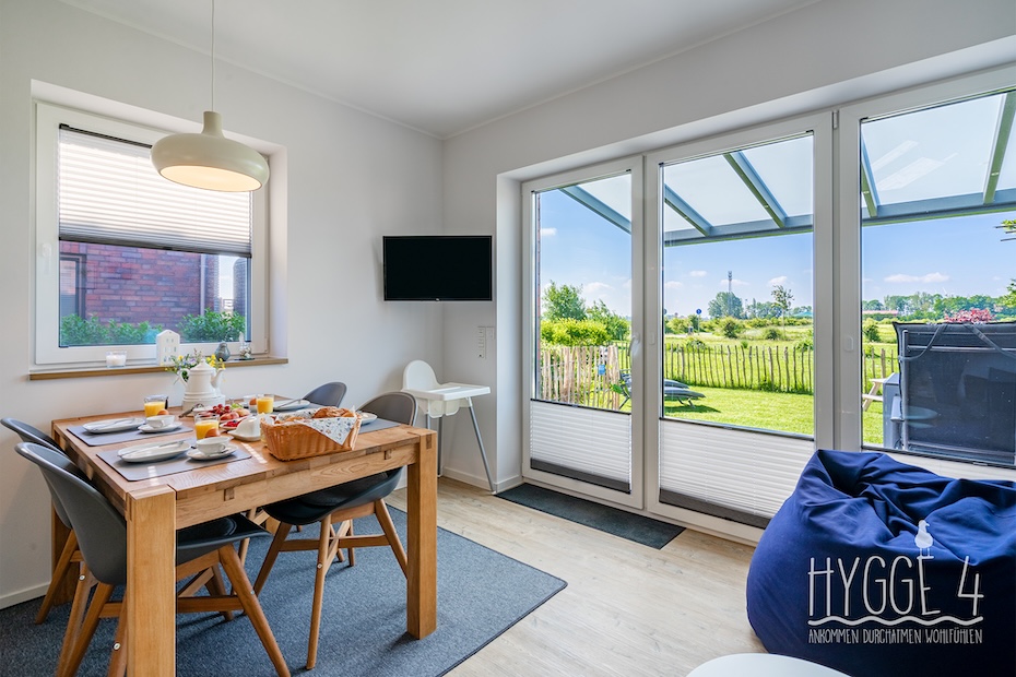 Ferienhaus „Hygge 4“ - Wohnzimmer mit integriertem Küchenbereich
