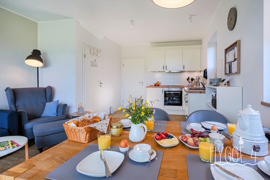 Ferienhaus „Hygge 4“ - Wohnzimmer mit integriertem Küchenbereich