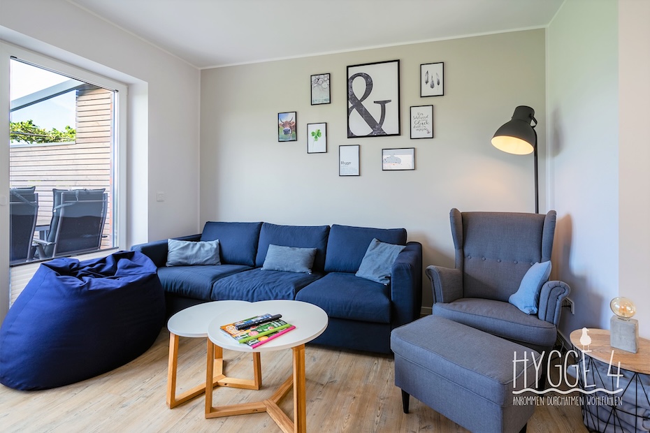 Ferienhaus „Hygge 4“ - Wohnzimmer mit integriertem Küchenbereich