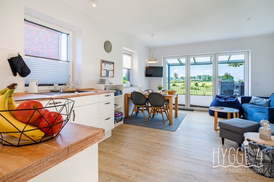 Ferienhaus „Hygge 4“ - Wohnzimmer mit integriertem Küchenbereich