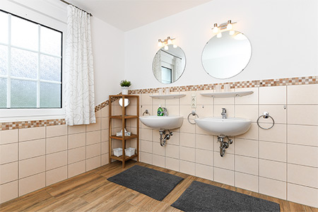 Ferienhaus „Moin“ - Badezimmer im Erdgeschoss