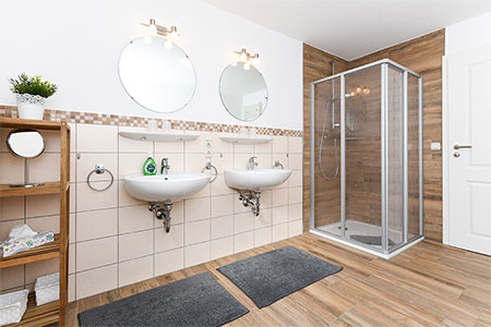 Ferienhaus „Moin“ - Badezimmer im Erdgeschoss