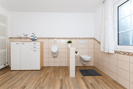 Ferienhaus „Moin“ - Badezimmer im Erdgeschoss