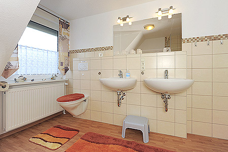 Ferienhaus „Moin“ - Badezimmer im Obergeschoss