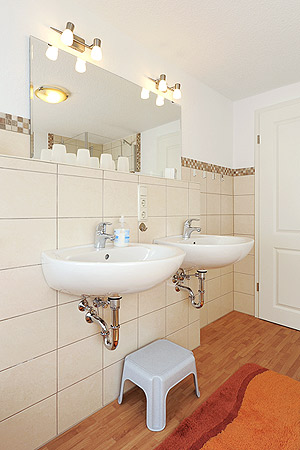 Ferienhaus „Moin“ - Badezimmer im Obergeschoss