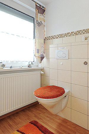 Ferienhaus „Moin“ - Badezimmer im Obergeschoss