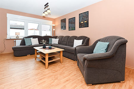 Ferienhaus „Moin“ - Wohnzimmer mit integriertem Küchenbereich