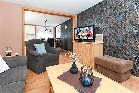 Ferienhaus „Moin“ - Wohnzimmer mit integriertem Küchenbereich