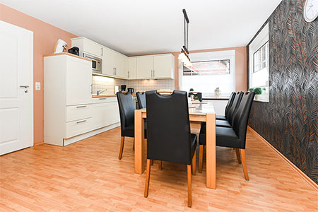 Ferienhaus „Moin“ - Wohnzimmer mit integriertem Küchenbereich