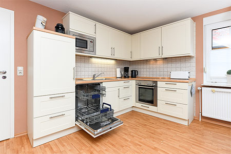 Ferienhaus „Moin“ - Wohnzimmer mit integriertem Küchenbereich