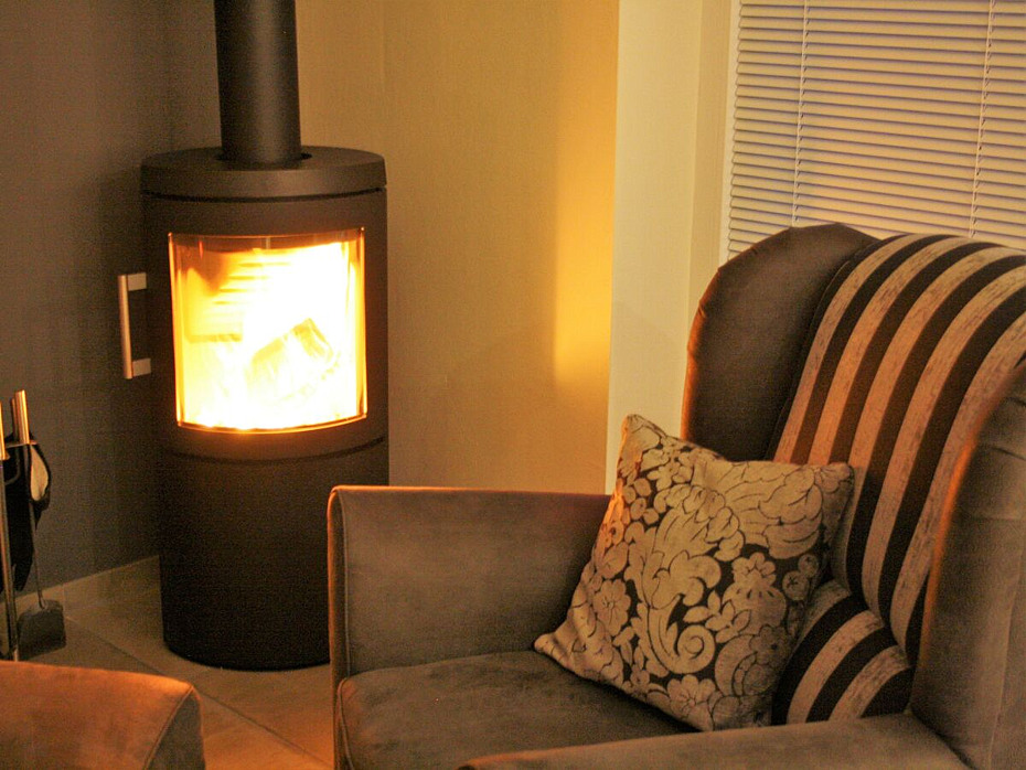 Ferienhaus „Küstenhaus Wremen“ - Wohnzimmer mit Kamin