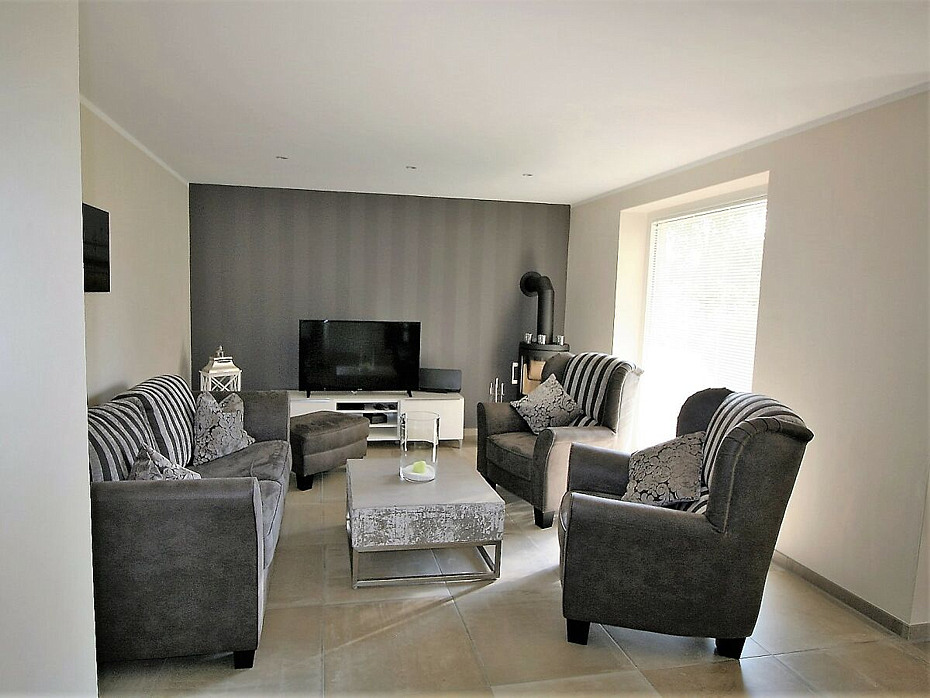 Ferienhaus „Küstenhaus Wremen“ - Wohnzimmer mit Kamin