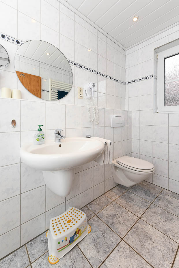 Ferienhaus „Kärst“ - Badezimmer im Erdgeschoss