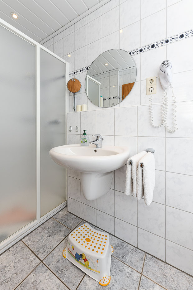 Ferienhaus „Kärst“ - Badezimmer im Erdgeschoss
