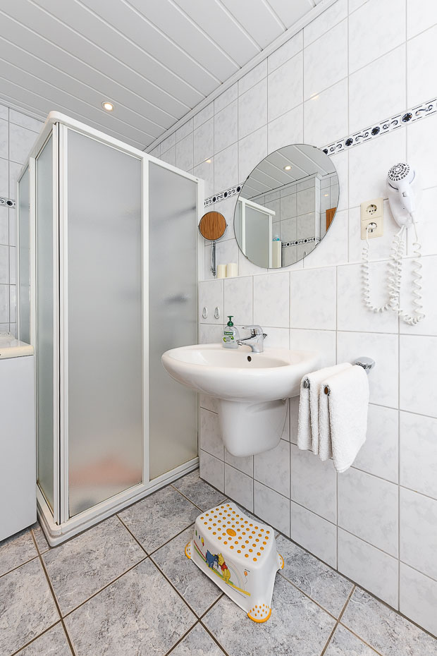 Ferienhaus „Kärst“ - Badezimmer im Erdgeschoss
