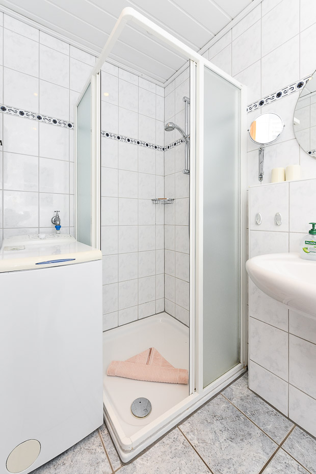 Ferienhaus „Kärst“ - Badezimmer im Erdgeschoss
