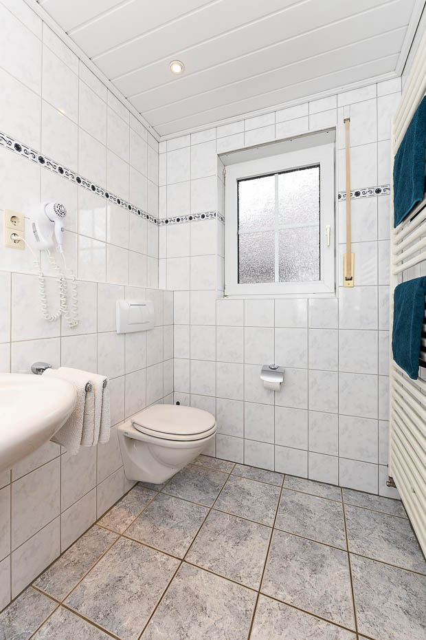 Ferienhaus „Kärst“ - Badezimmer im Erdgeschoss