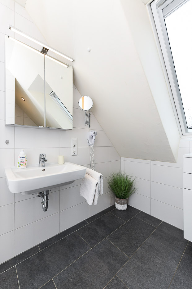 Ferienhaus „Kärst“ - Badezimmer im Obergeschoss