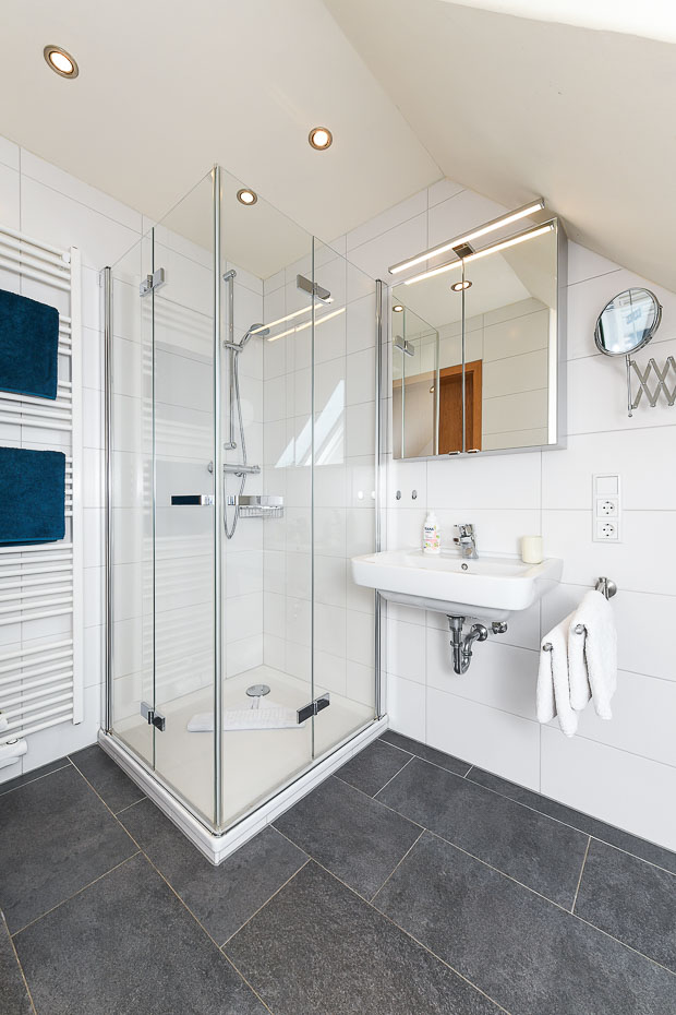 Ferienhaus „Kärst“ - Badezimmer im Obergeschoss