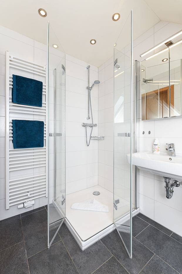 Ferienhaus „Kärst“ - Badezimmer im Obergeschoss