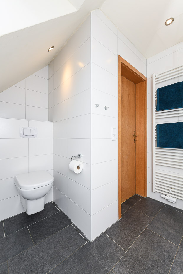 Ferienhaus „Kärst“ - Badezimmer im Obergeschoss