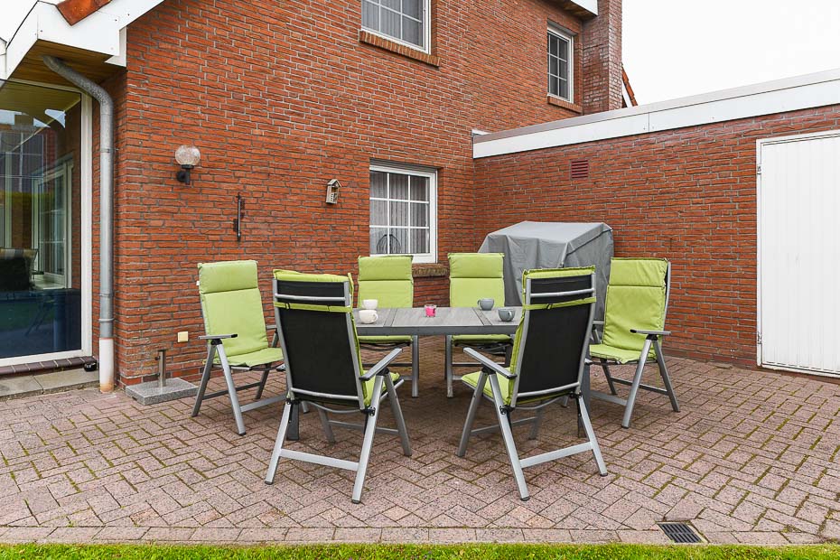Ferienhaus „Kärst“ - Garten mit Terrasse und Strandkorb