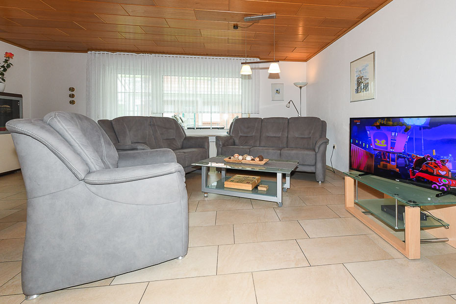 Ferienhaus „Kärst“ - Wohnzimmer mit Essbereich