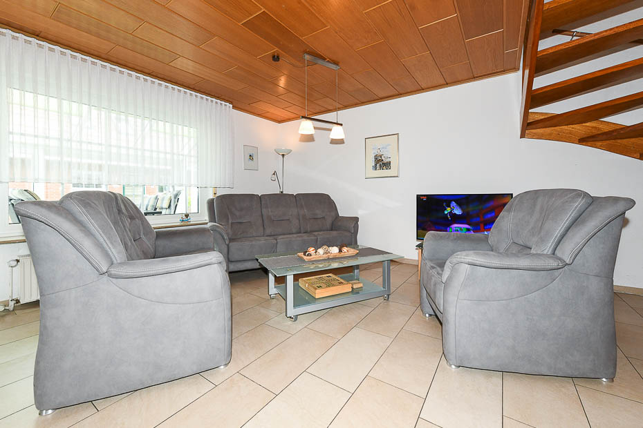 Ferienhaus „Kärst“ - Wohnzimmer mit Essbereich