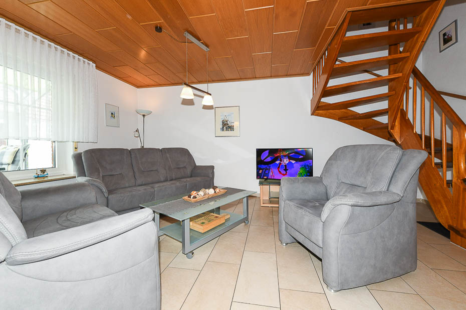Ferienhaus „Kärst“ - Wohnzimmer mit Essbereich