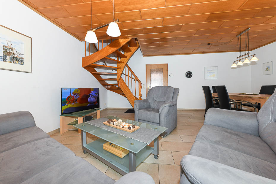Ferienhaus „Kärst“ - Wohnzimmer mit Essbereich