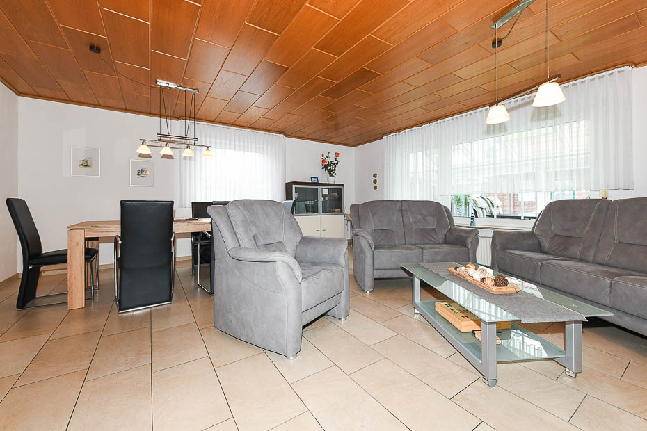 Ferienhaus „Kärst“ - Wohnzimmer mit Essbereich