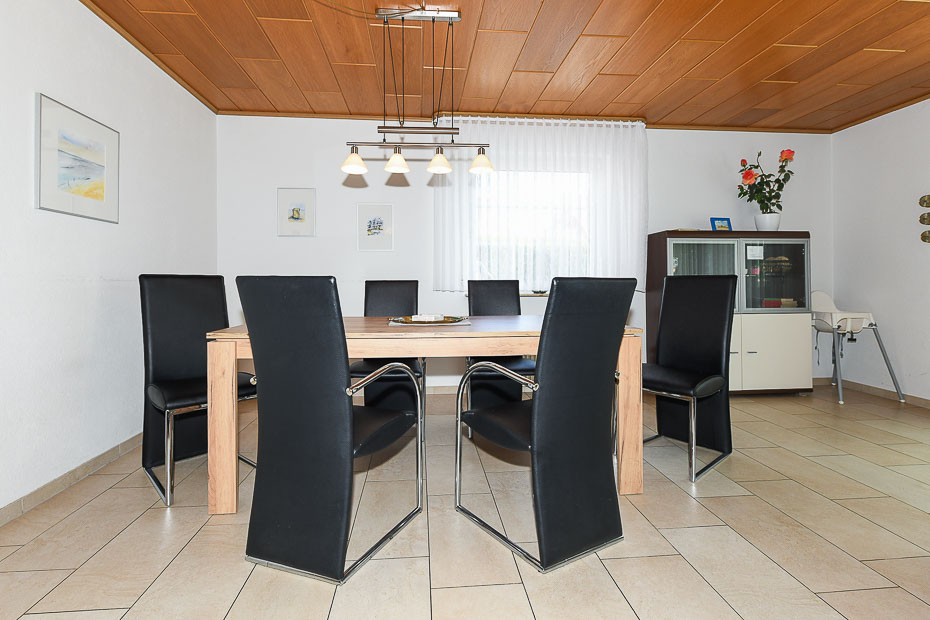 Ferienhaus „Kärst“ - Wohnzimmer mit Essbereich