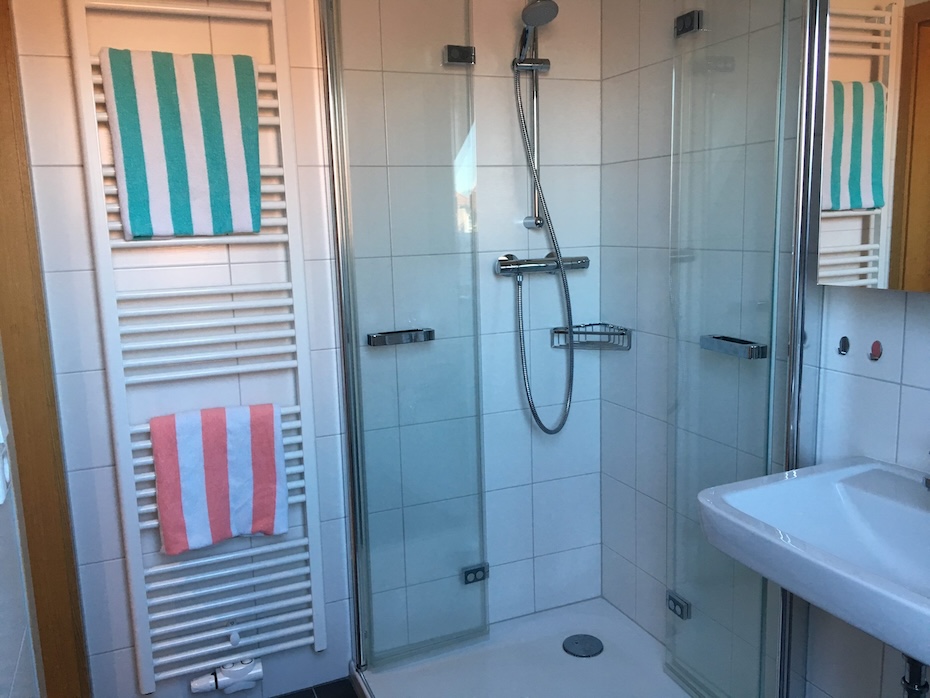 Ferienhaus „Kärst“ - Badezimmer im Obergeschoss