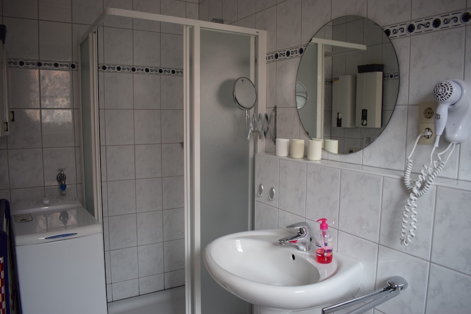 Ferienhaus „Kärst“ - Badezimmer im Erdgeschoss