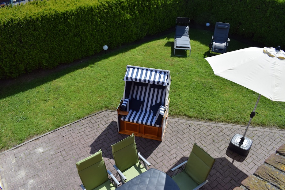 Ferienhaus „Kärst“ - Garten mit Terrasse und Strandkorb