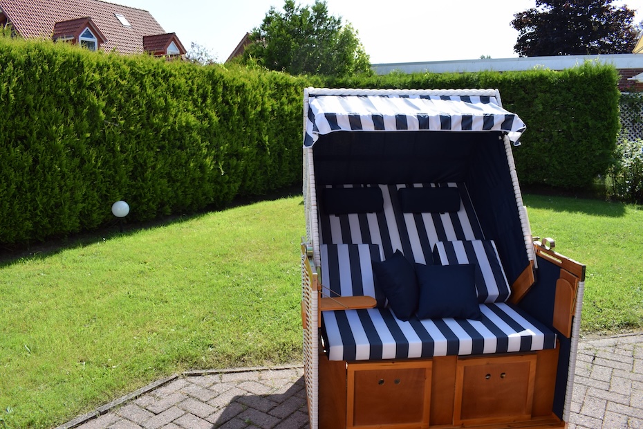 Ferienhaus „Kärst“ - Garten mit Terrasse und Strandkorb