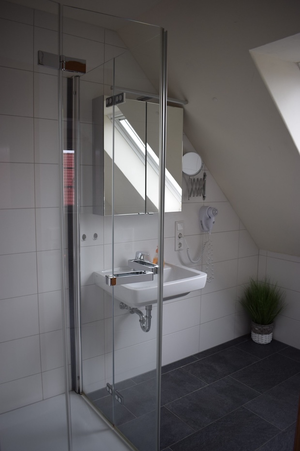 Ferienhaus „Kärst“ - Badezimmer im Obergeschoss